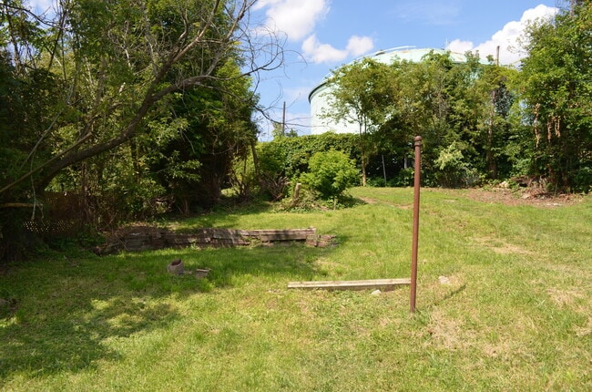 Building Photo - AVAILABLE JUNE 2026 - Beautiful, 3 Bed House with Huge Deck and Yard!