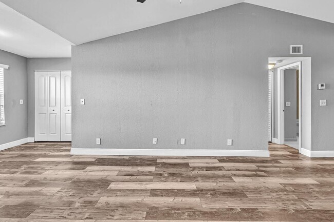 Building Photo - 3300 Pinewalk Dr N