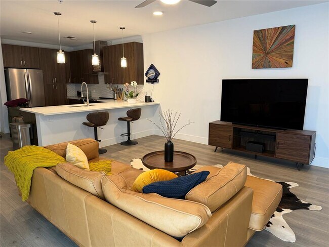 Building Photo - 2213 Poquito St