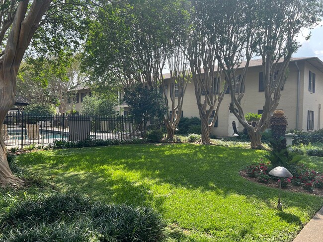 Building Photo - Bendel Gardens Apartment