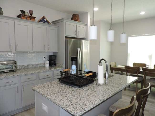 Building Photo - Easy access to interstate, shopping & Navy...