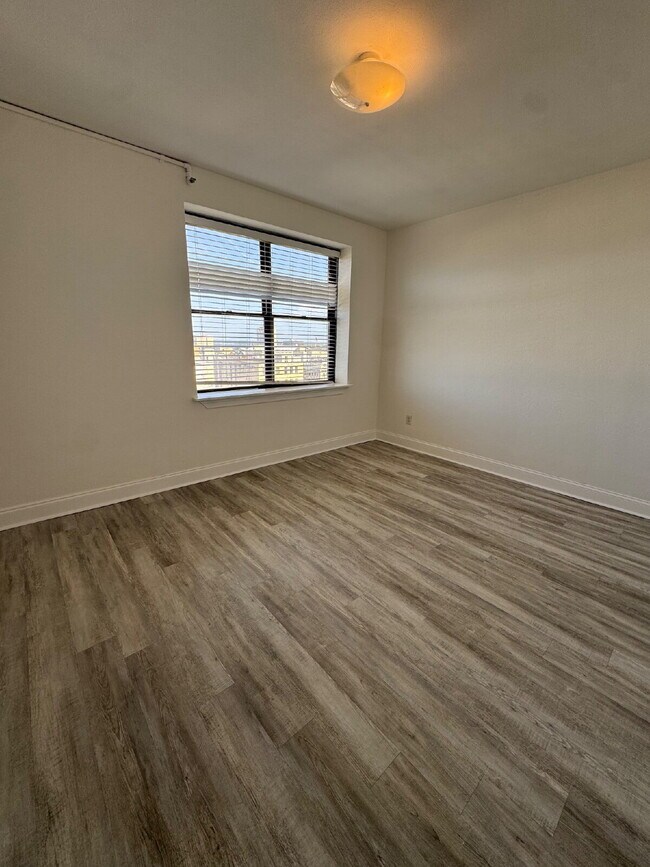 Building Photo - 1 Bedroom 1 bath with a view in downtown J...