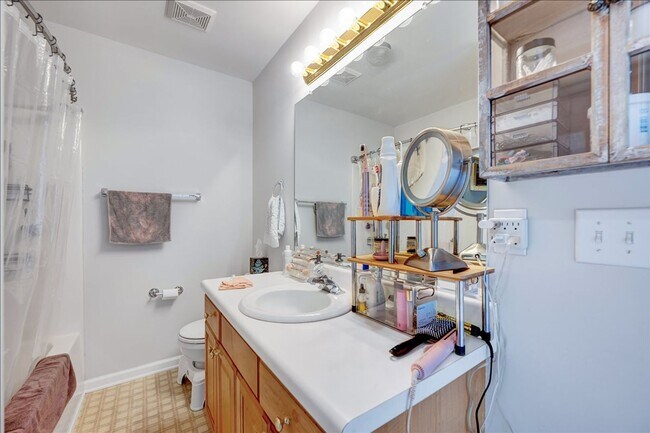 Building Photo - 2BR/2.5BA Clayton Townhouse