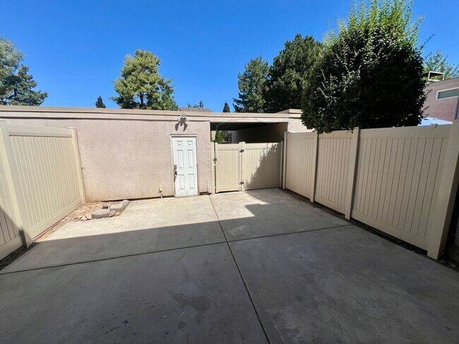Building Photo - Rare Opportunity to Rent a Park Place Town...