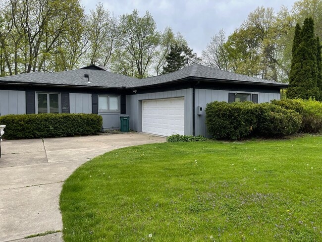Building Photo - Spacious 3bd/2.5ba Ranch