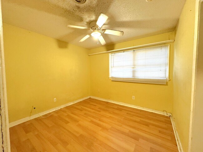 Building Photo - 654 Ynestra Dr
