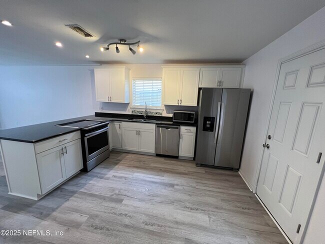 Building Photo - 3057 Camelliawood Cir E