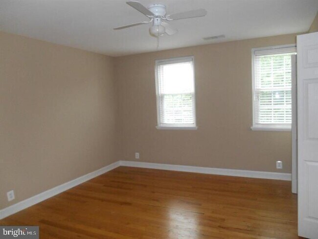Building Photo - Charming Three-Level Fairlington Townhouse!