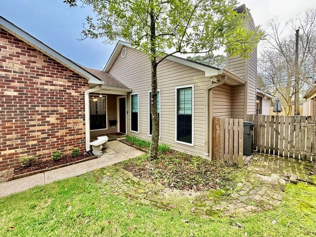 Building Photo - Spacious 3BR/2BA Home in Terre Haute – Fireplace, Garage, Fenced Yard + Lawn Care Included