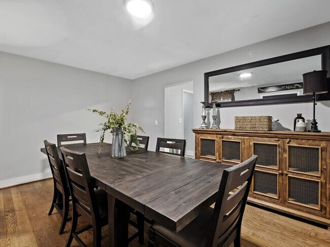 Building Photo - 2-Bedroom Furnished Home with Large Lot in...