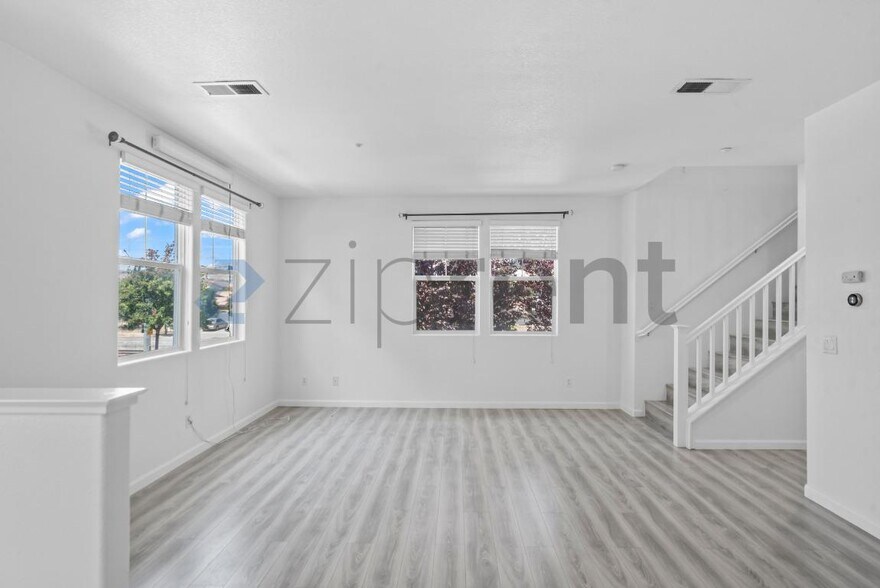 Building Photo - Unit