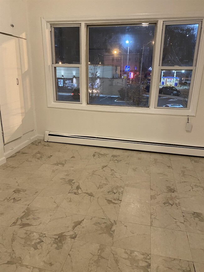 Building Photo - 813 7th St