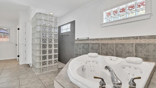 Building Photo - Luxurious FURNISHED 4BR/3BA Pool Home with...