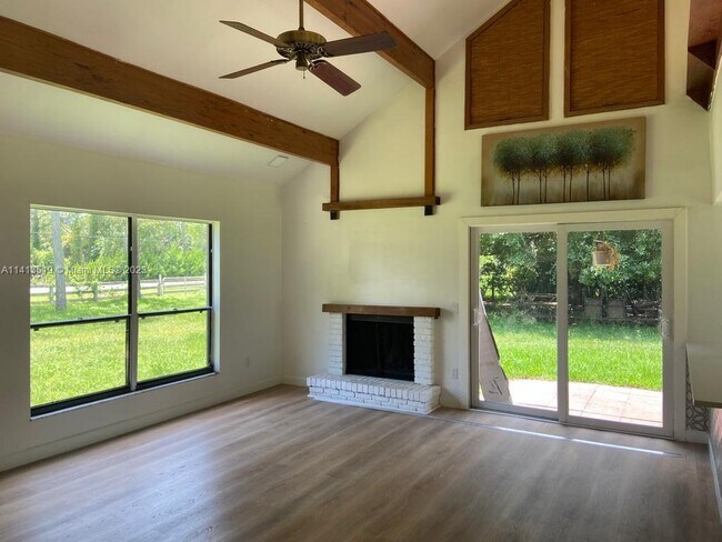 Building Photo - 16059 Wiltshire Dr E