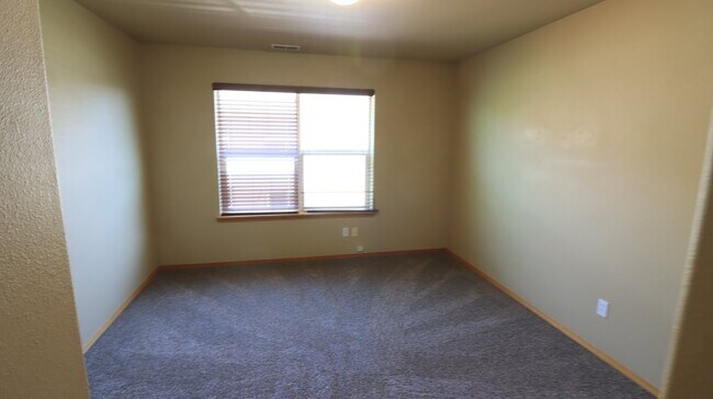 Building Photo - 3/2.5 Townhome in Redmond