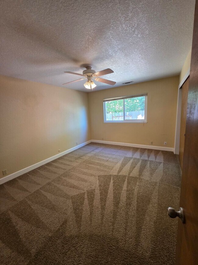 Building Photo - Charming Family Home for Rent in Auburn, C...