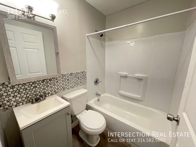 Building Photo - Recently Renovated 3Bed/1.5Bath with Washe...