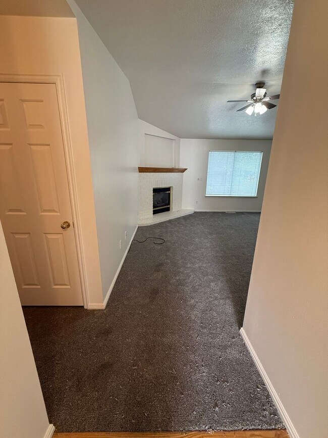 Building Photo - Dual-Living 6-Bed Rambler | 2 Kitchens & 2 Laundry Rooms!