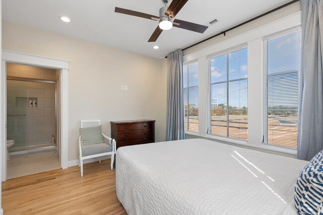 Building Photo - Bradshaw Commons