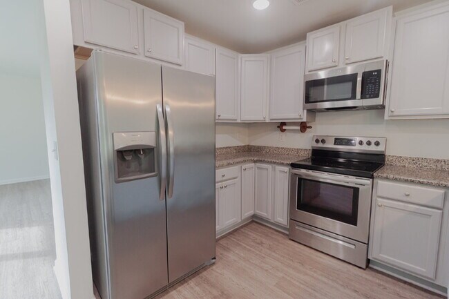 Building Photo - Cozy 3 Bedroom Home with Covered Patio
