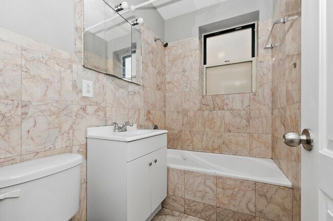 Building Photo - Spacious 2 Bedroom in South Shore
