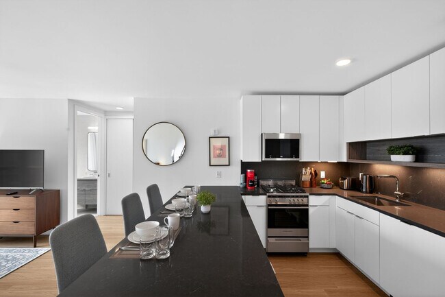 Building Photo - 68 W 37th St