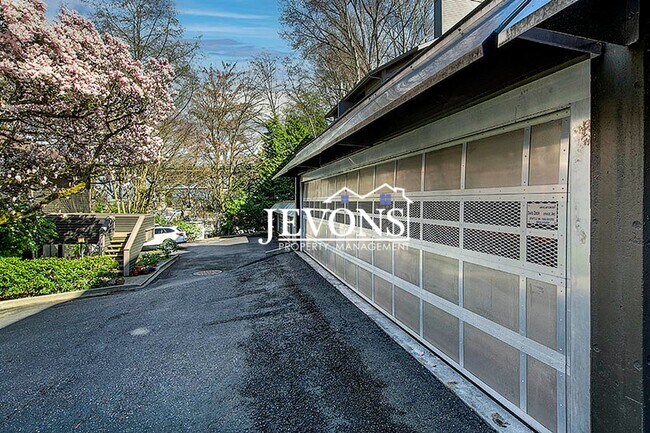Building Photo - Top-floor 2-level condo with brand-new kit...