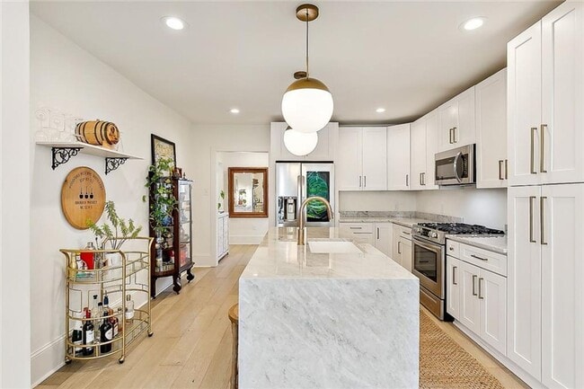 Building Photo - Gorgeous 3BD/2.5BA with Huge Backyard and Off Street Parking