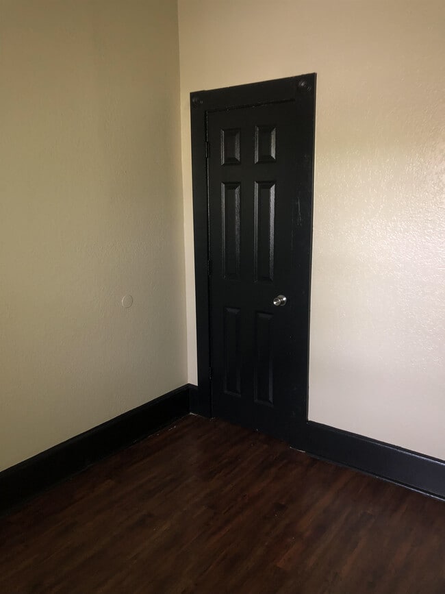 Building Photo - 304 W Harding Ave