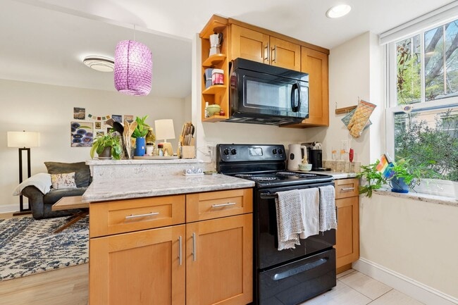 Building Photo - Beautiful apartment less than 1 mile from Brightleaf Square! Utilities Included!