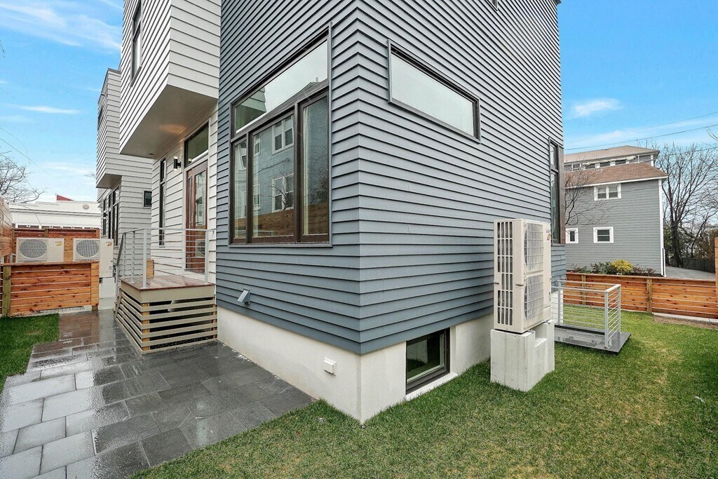 Building Photo - 297 Concord Ave