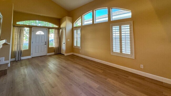 Building Photo - Freshly Updated 3BD Home, Island Kitchen &...