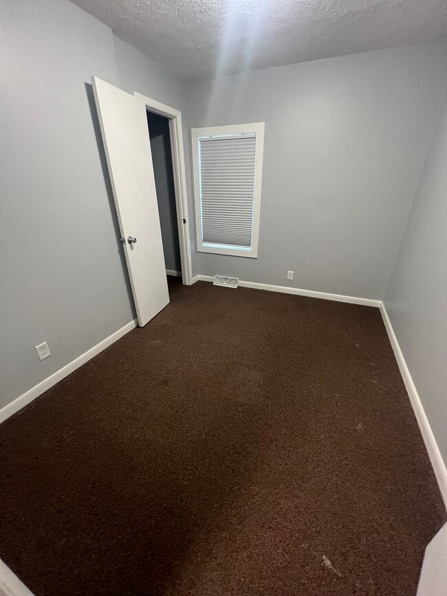 Building Photo - 2 Bedroom 1 Bath w/Garage and in unit Washer/Dryer