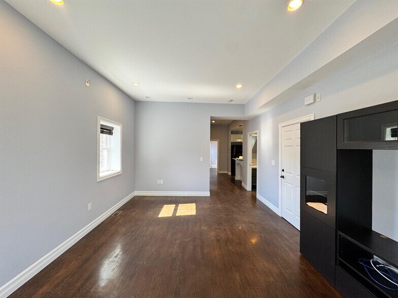 Building Photo - 8 Cross St E