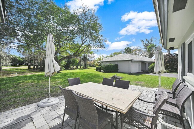 Building Photo - 820 E Cypress Ln