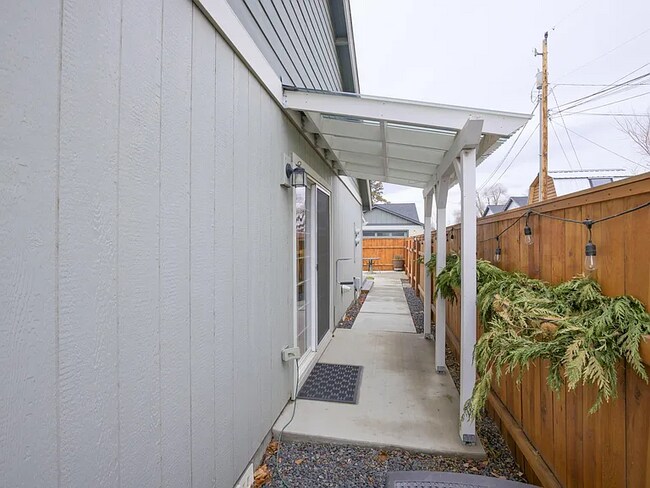 Building Photo - 1549 SW Kalama Ave