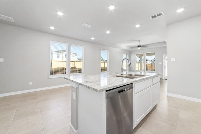 Building Photo - 7246 Clearwater Cv Dr