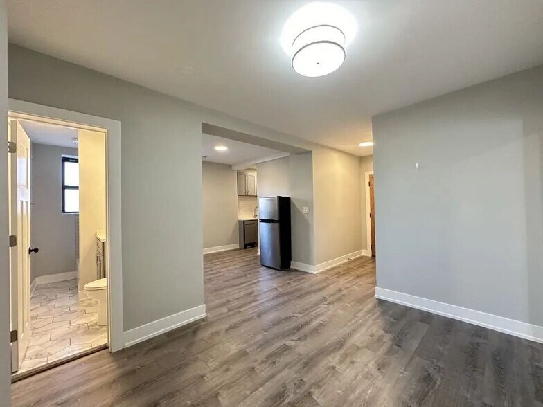 Building Photo - 505 W Belmont Ave