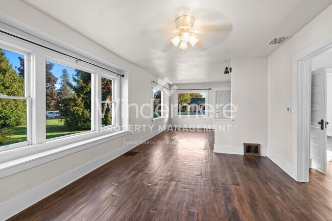 Building Photo - **Half off Full 1st Month's Rent** Beautif...