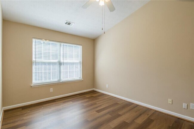 Building Photo - 2375 Lexington Ln