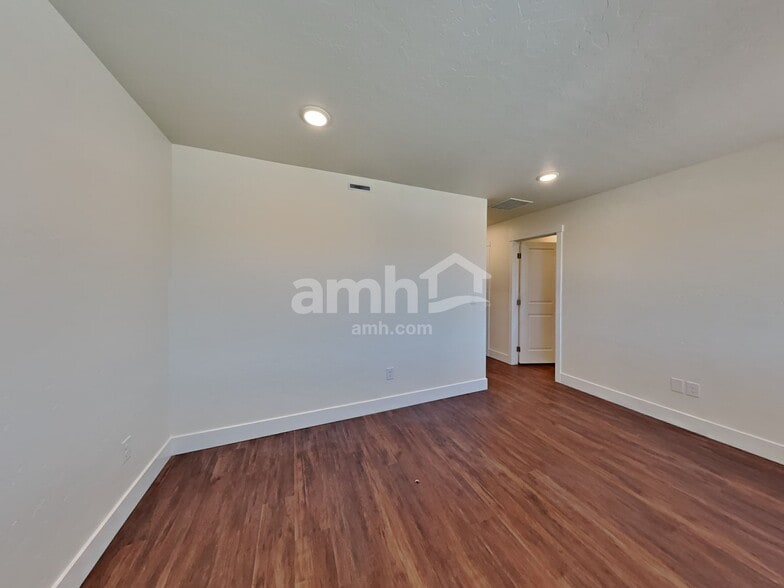 Building Photo - 967 N Nichole Ave