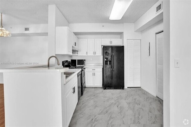 Building Photo - 6928 SW 39th St