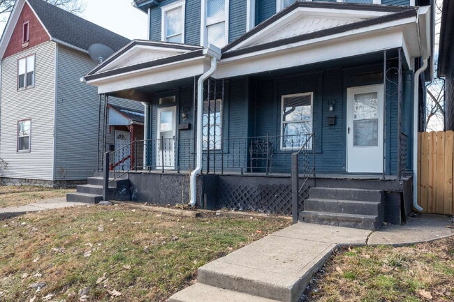 Building Photo - "Beautiful 3-Bedroom, 2-Full Bath Duplex Featuring Hardwood Floors and a Fenced Yard!"