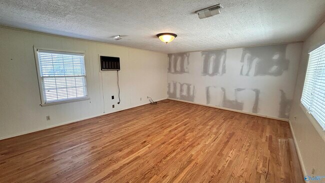 Building Photo - 2106 Giles Dr NE