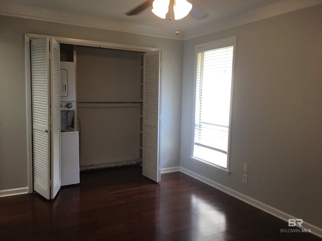 Building Photo - 2066 Sea Cliff Dr N