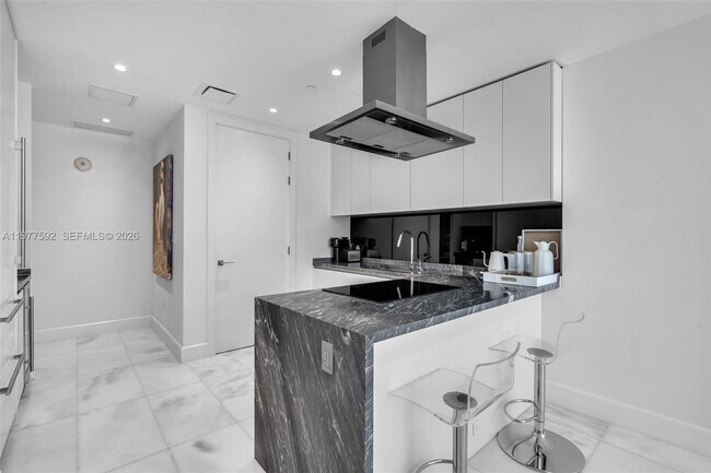 Building Photo - 700 NE 26th Terrace