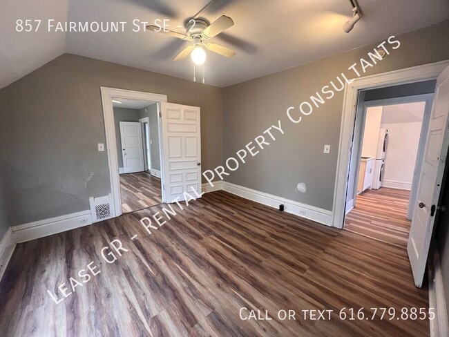 Building Photo - Three Bedroom Upper Unit - Laundry in Unit...