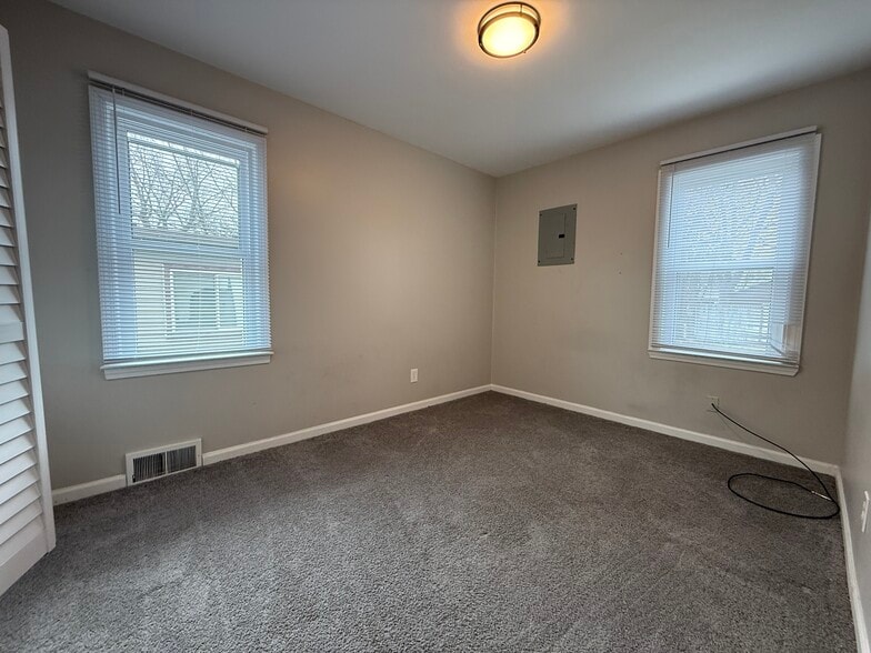 Building Photo - 14310 Hobart Ave