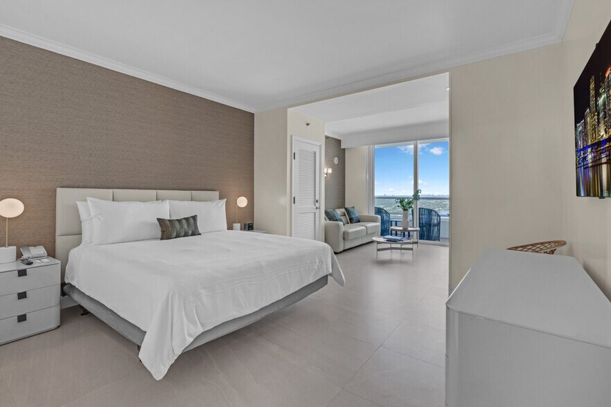 Building Photo - 4385 Collins Ave