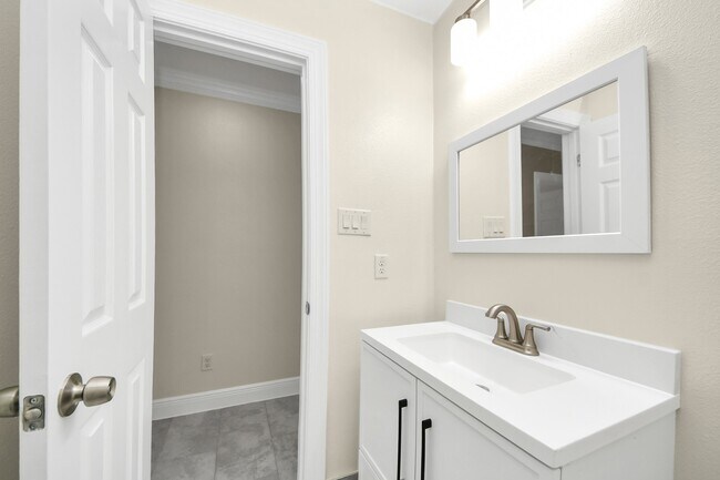 Building Photo - 7066 Villa Dr